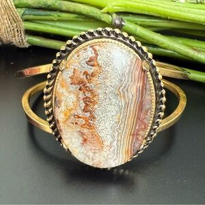 Unsigned Gold-tone Crazy Lace Agate Oval Stone Hinged Bangle Bracelet 40g.